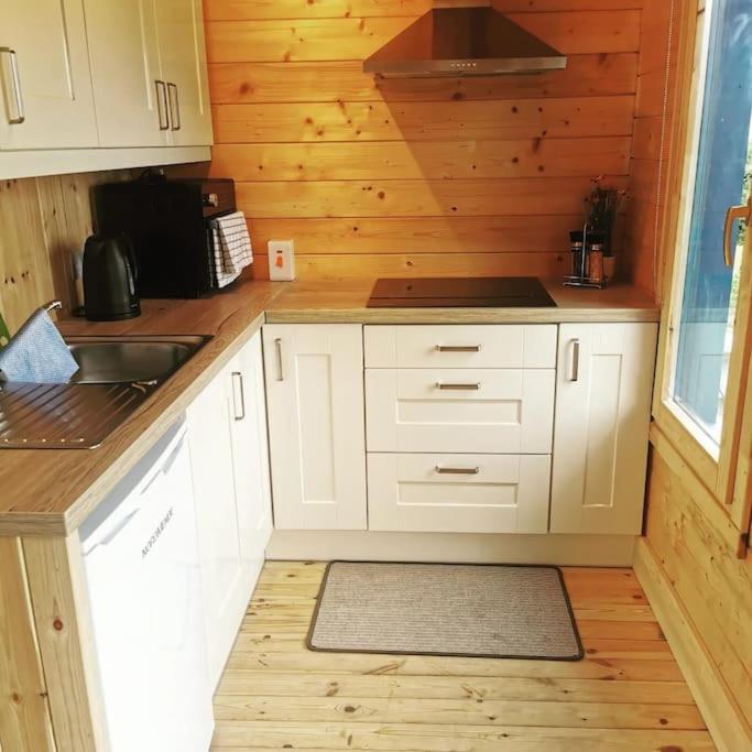 Ceaser'S Cabin Is A Cosy 1 Bedroom Cabin Lahinch Exterior photo